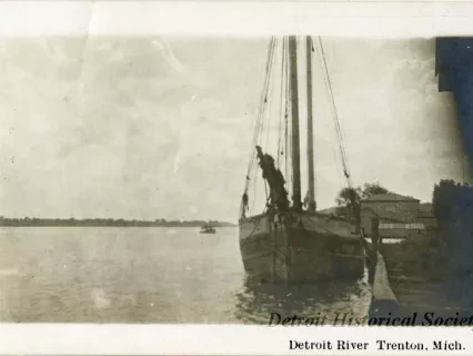 Postcard - Detroit River, Trenton Mich. - Detroit River Trenton, Mich.