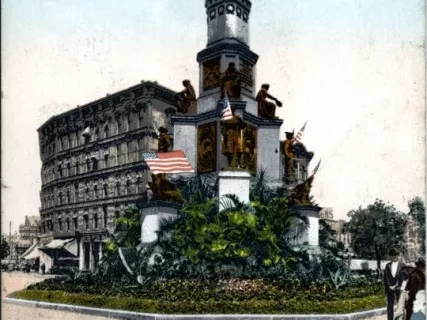 Postcard - Soldiers Monument on the Campus.  Detroit, Mich.