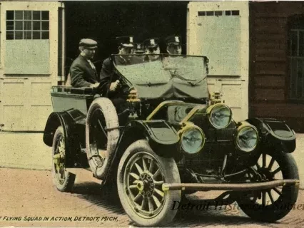 Postcard - Police Flying Squad in Action, Detroit, Mich.