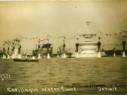 Postcard - Cadillaqua Water Court, Detroit