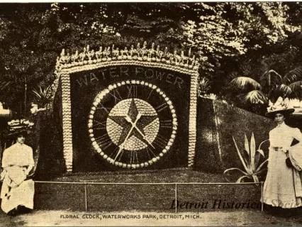 Postcard - Floral Clock, Waterworks Park, Detroit, Mich.