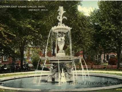 Postcard - Fountain, East Grand Circus Park, Detroit, Mich.