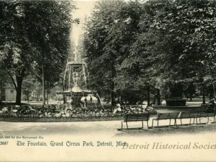Postcard - The Fountain, Grand Circus Park, Detroit, Mich.