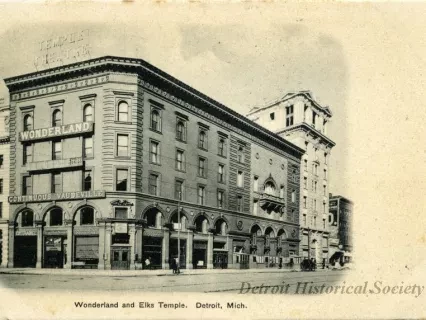 Postcard - Wonderland and Elks Temple. Detroit, Mich.