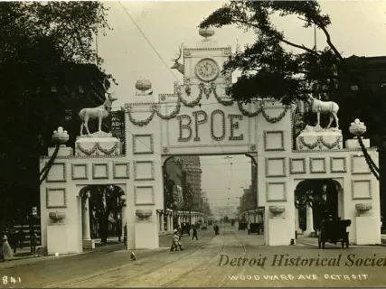 Postcard - Woodward Ave Detroit