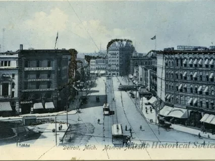 Postcard - Detroit, Mich. Monroe Avenue.