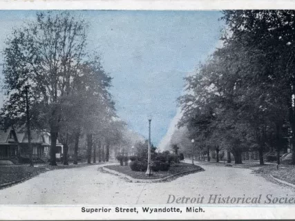 Postcard - Superior Street, Wyandotte, Mich.
