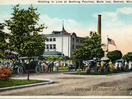Postcard - Waiting in Line at Bathing Pavilion, Belle Isle, Detroit, Mich.