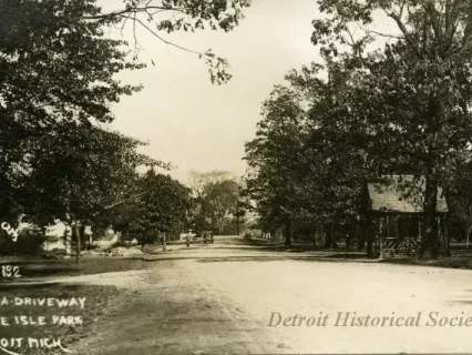 Postcard - A Driveway, Belle Isle Park, Detroit, Mich.