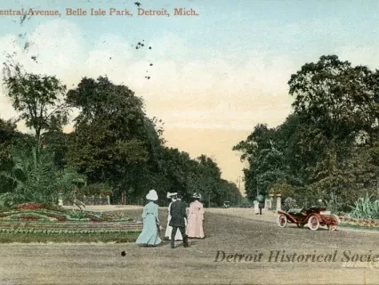 Postcard - Central Avenue, Belle Isle Park, Detroit, Mich.