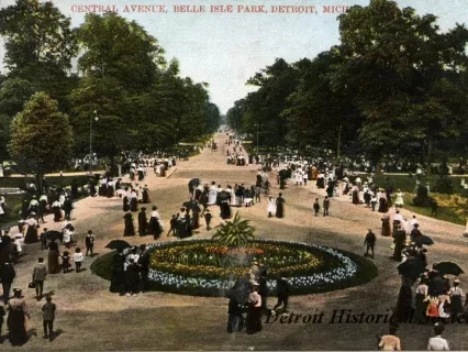 Postcard - Central Avenue, Belle Isle Park, Detroit, Mich.