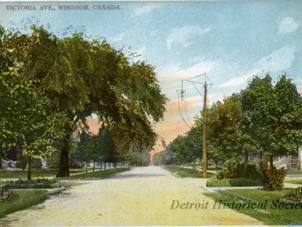 Postcard - Victoria Ave., Windsor, Canada.