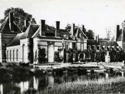 Postcard - Postcard of Chateau Pontchartrain