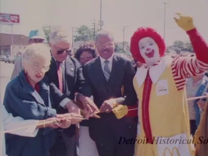 Film, Motion Picture - Powe -Maco
Bronson Gentry (Weed Work)
"Neighborhood" Rolls 4-6
1- Original & Workprint
"Free Concert" -Pam's Band
Balloons/Smiling Faces/Partying
Good People Shots/Pam's Band
Snd Efx - Balloon Inflation
Home Fix Up - Maco
C