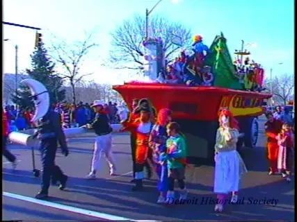 U-Matic - Xmas lights/deco #3
New Center/Ren Cen
1. New Center Area Xmas Lights
2. Ren Cen Decorations
3. Thanksgiving Day Parade - 11-25-88
11-27-88