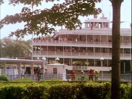 Film, Motion Picture - W.O. 32072 The II Boblo Dailies, Boat (animals Waving) Falling Star