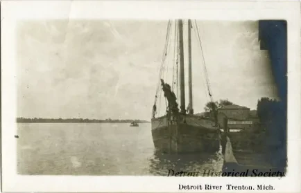 Postcard - Detroit River, Trenton Mich. - Detroit River Trenton, Mich.