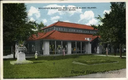 Postcard - Souvenir Building, Bob-Lo (Bois Blanc Island).  Detroit River.