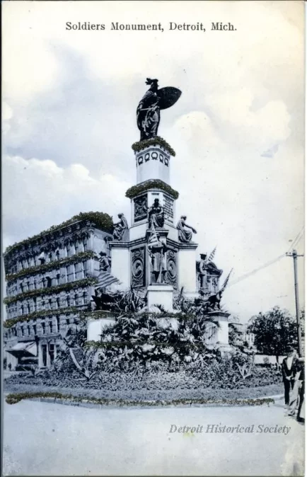 Postcard - Soldiers Monument, Detroit, Mich.