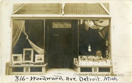 Postcard - 816 - Woodward. Ave. Detroit. Mich.