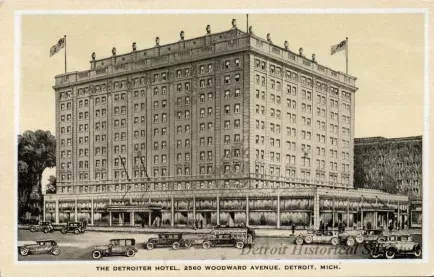 Postcard - The Detroiter Hotel, 2560 Woodward Avenue, Detroit, Mich.