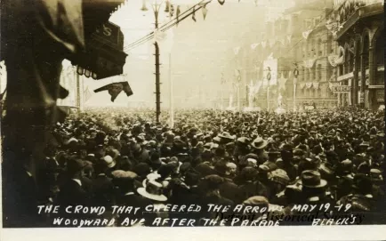 Postcard - The Crowd that Cheered the Arrows, May 19-19. Woodward Ave After the Parade.
