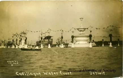 Postcard - Cadillaqua Water Court, Detroit