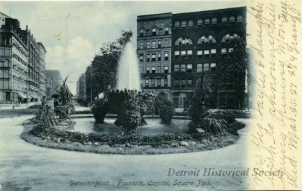 Postcard - Detroit, Mich. Fountain, Capitol, Square Park.