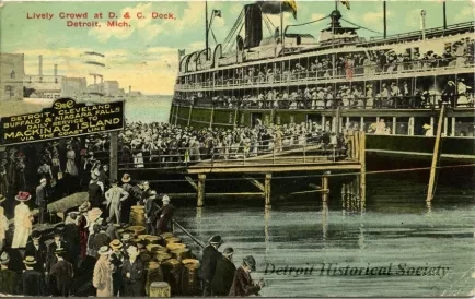 Postcard - Lively Crowd at D. & C. Dock, Detroit, Mich.