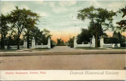 Postcard - Boston Boulevard, Detroit, Mich