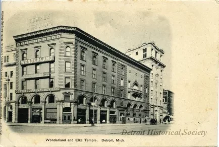 Postcard - Wonderland and Elks Temple. Detroit, Mich.