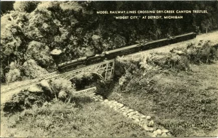 Postcard - Model Railway Lines Crossing Dry-Creek Canyon Trestles, "Midget City," at Detroit, Mich.