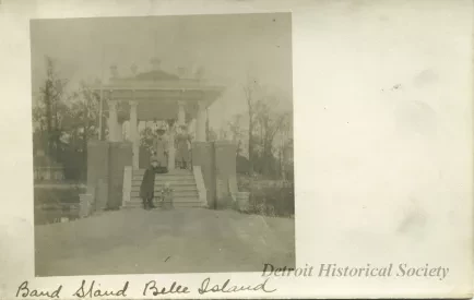 Postcard - Band Stand Belle Island