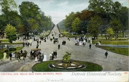 Postcard - Central Avenue, Belle Isle Park, Detroit, Mich.