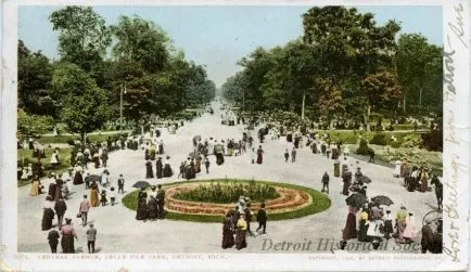 Postcard - Central Avenue, Belle Isle Park, Detroit, Mich.
