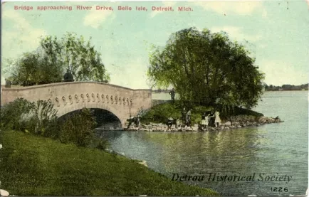 Postcard - Bridge approaching River Drive, Belle Isle, Detroit, Mich.