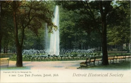 Postcard - Cass Park Fountain, Detroit, Mich.