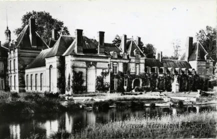 Postcard - Postcard of Chateau Pontchartrain