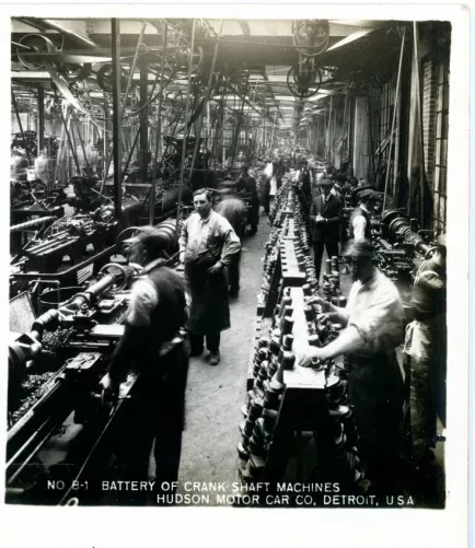 Stereograph - Battery Of Crank Shaft Machines In The Background, Hudson Motor Car Co, Detroit, USA