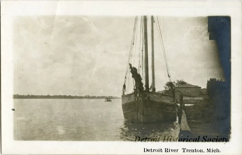 Postcard - Detroit River, Trenton Mich. - Detroit River Trenton, Mich.