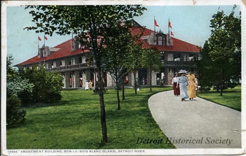 Postcard - Amusement Building, Bob-Lo (Bois Blanc Island), Detroit River.