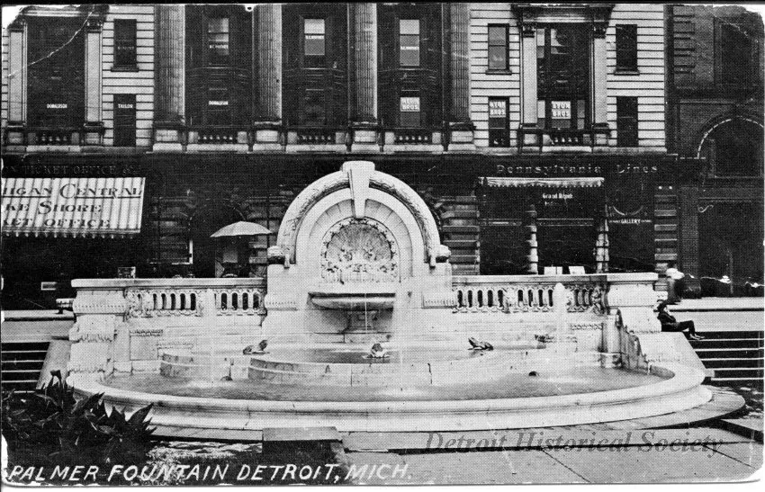 Postcard - Palmer Fountain Detroit, Mich.
