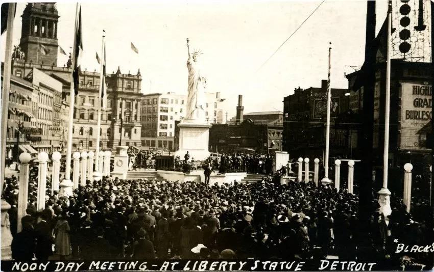 Postcard - Noon Day Meeting - At Liberty Statue Detroit - Noon Day Meeting at Liberty Statue, Detroit