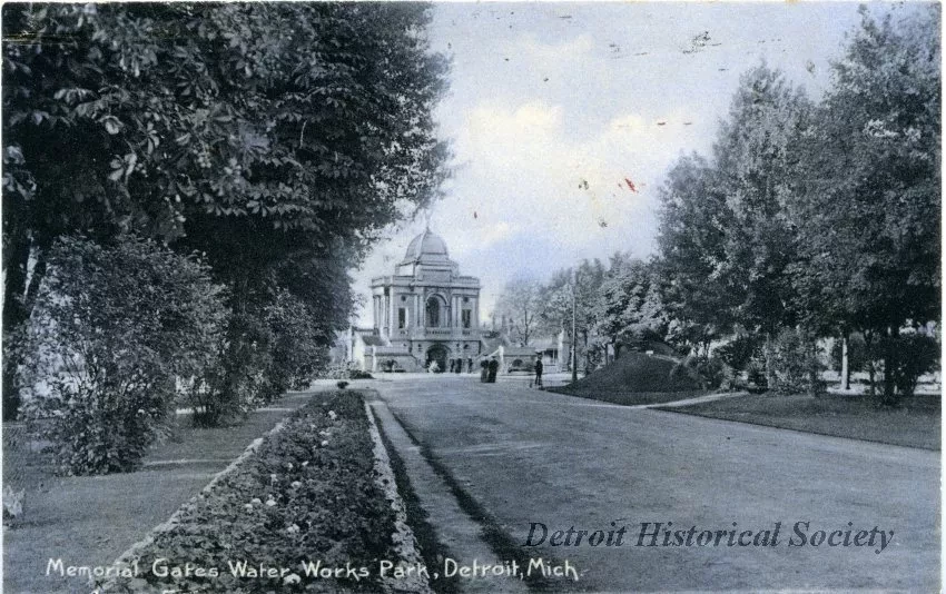 Postcard - Memorial Gates Water Works Park, Detroit, Mich.