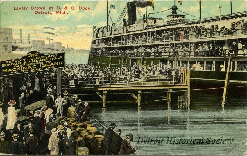 Postcard - Lively Crowd at D. & C. Dock, Detroit, Mich.