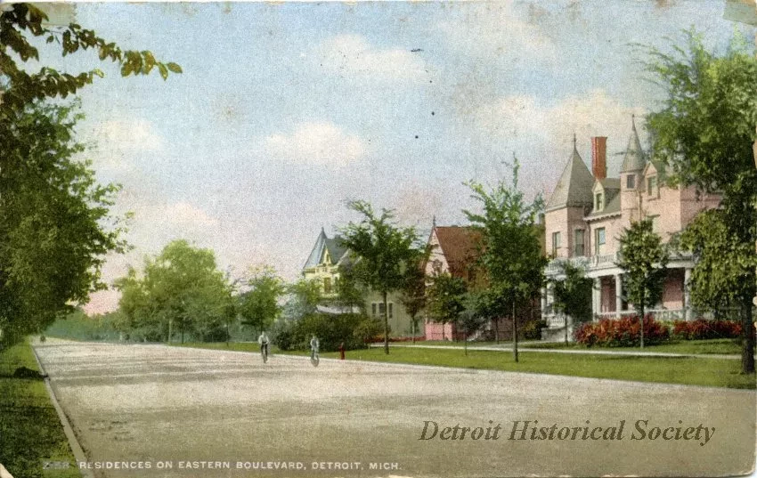 Postcard - Residences on Eastern Boulevard, Detroit, Mich.