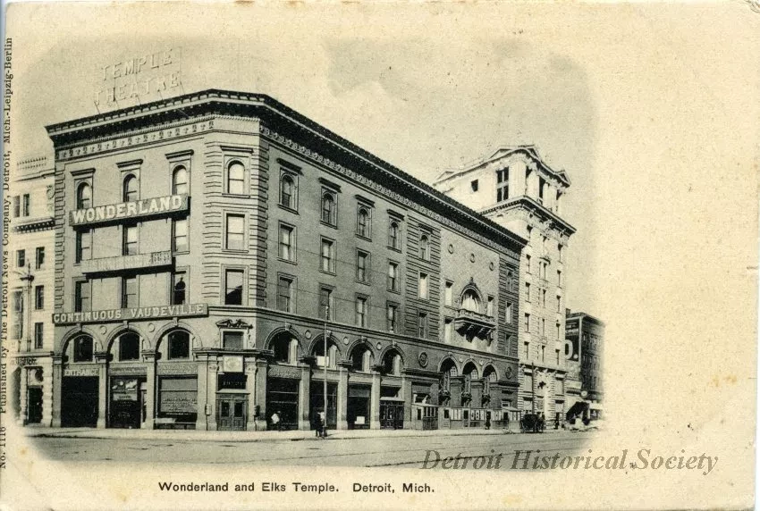 Postcard - Wonderland and Elks Temple. Detroit, Mich.
