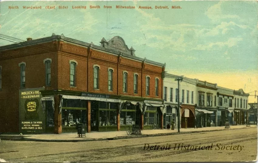 Postcard - North Woodward (East Side) Looking South from Milwaukee Avenue, Detroit, Mich.
