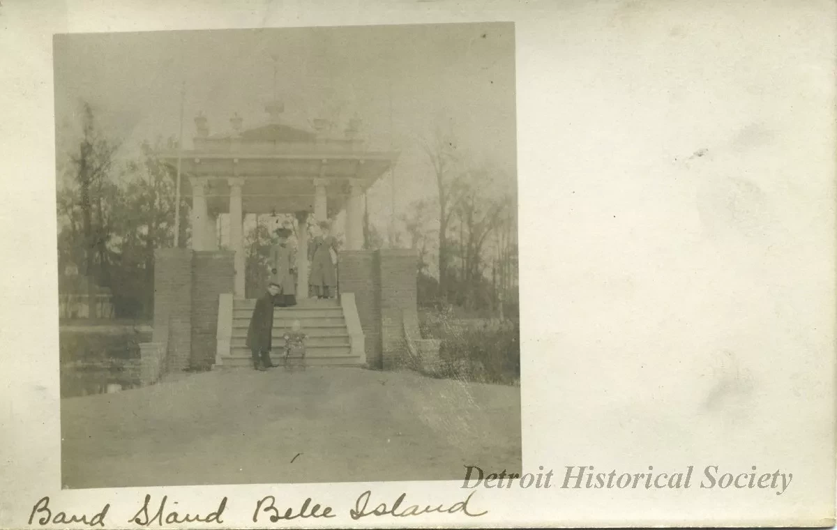 Postcard - Band Stand Belle Island
