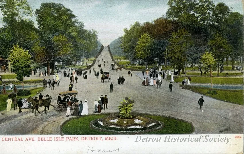 Postcard - Central Avenue, Belle Isle Park, Detroit, Mich.